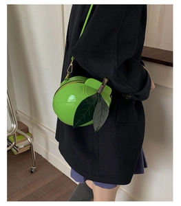 Détail d'un sac bandoulière créatif en forme de pomme verte avec cuir verni brillant