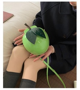 Détail du mini sac bandoulière créatif en forme de pomme verte avec décor de feuilles