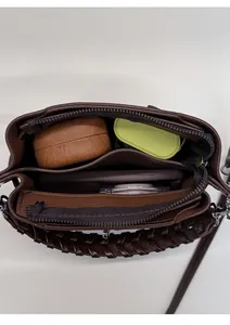 Detailansicht der braunen Flechtasche mit zwei Fächern und Stauraum für Zubehör