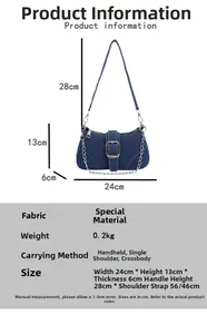 Détail du sac sous l'aisselle en denim avec chaîne argentée et boucle en métal