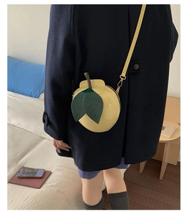 Mini sac bandoulière créatif en forme de pêche jaune avec détail de feuille verte sur manteau
