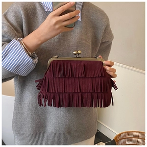 Détail d'un sac bohème bordeaux à franges en daim avec fermoir en laiton rétro chic