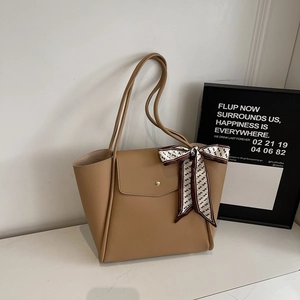 Borsa tote kaki in pelle martellata con foulard decorativo in seta e fibbia in metallo oro