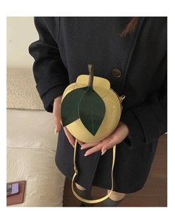 Mini sac à bandoulière créatif en forme de poire jaune avec détails de feuilles vertes