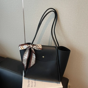 Borsa tote nera in pelle martellata con sciarpa di seta e fibbia dorata elegante