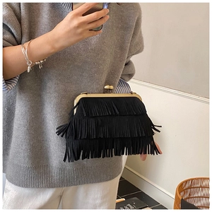 Détail du sac vintage noir avec franges multicouches et fermoir doré élégant en métal