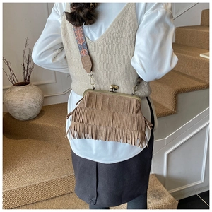 Détail du sac à franges marron avec fermoir métallique et bandoulière brodée ethnique