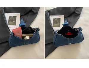 Vue intérieure du sac en denim montrant le compartiment principal et accessoires
