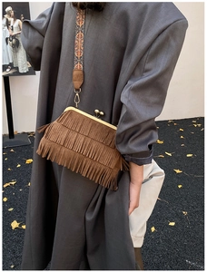 Détail du sac à bandoulière marron à franges avec sangle ethnique et fermoir en métal