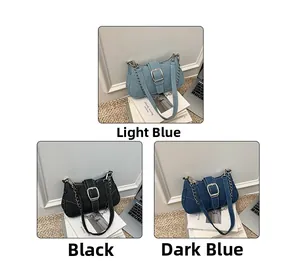 Trois options de couleurs de sacs baguette en denim avec boucles en métal argenté et chaînes