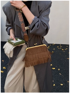 Gros plan sac à franges en daim marron avec large bandoulière imprimé ethnique