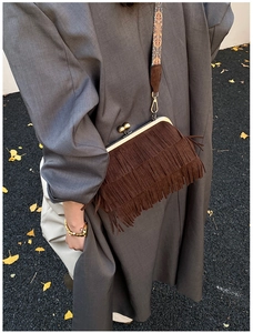 Vue détaillée du sac en daim marron avec franges et bandoulière ethnique arc-en-ciel