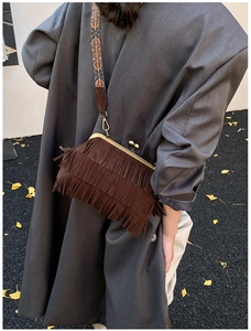 Détail du sac rétro avec fermoir baiser et longues franges de style bohème