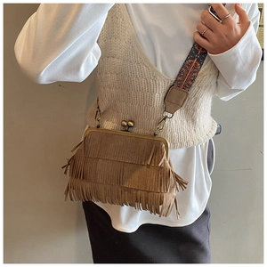 Détail du sac à franges en daim marron vintage avec bandoulière tissée colorée