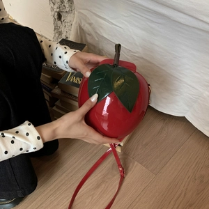 Sac bandoulière créatif en forme de pomme rouge en cuir verni brillant avec feuille
