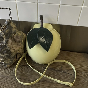 Sac bandoulière créatif en forme de pomme jaune avec détail feuille et lanière cuir