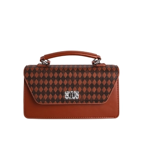 Klassische braune gesteppte Handtasche mit Silberverschluss und Griff in Frontansicht