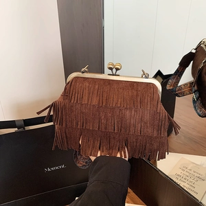Sac bandoulière vintage en daim marron avec franges et fermoir doré élégant