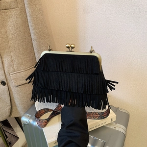 Sac à main rétro à franges noires avec fermoir doré et bandoulière imprimée