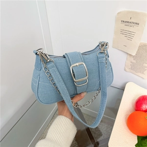Sac bandoulière en denim bleu avec grande boucle argentée et bandoulière chaîne