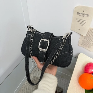 Sac baguette vintage en denim noir avec surpiqûres blanches et boucle métallique
