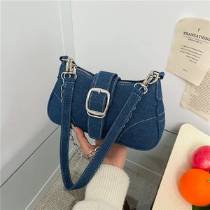 Sac baguette en jean bleu avec boucle argentée et bandoulière chaîne métallique