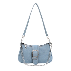 Sac baguette en denim bleu clair avec boucle argentée et chaîne métallique