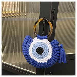Détail du sac cabas au crochet Mauvais Œil avec anses en résine écaille et pompon latéral