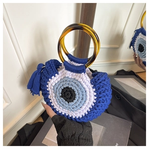 Détail du sac au crochet Evil Eye avec anses en résine tortue et glands en coton