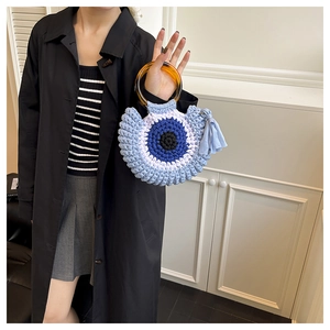 Détails du sac à main tricoté motif œil grec avec poignées ambre et pompon décoratif