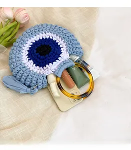 Vue intérieure du sac en tricot Evil Eye montrant sa grande capacité pour cosmétiques