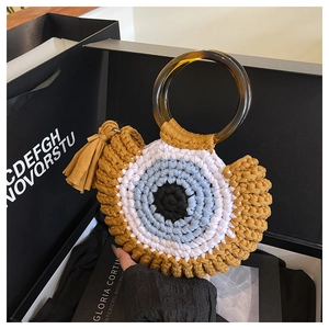 Détail du sac crocheté œil protecteur avec poignée anneau écaille et glands à franges