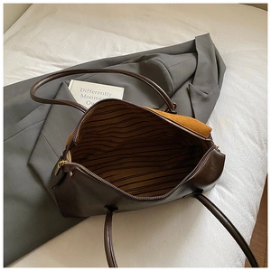 Détail du grand sac cabas montrant la doublure en tissu rayé et l'intérieur spacieux