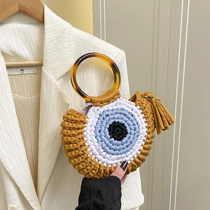 Sac à main tricoté motif œil protecteur avec poignées en résine et pompon élégant