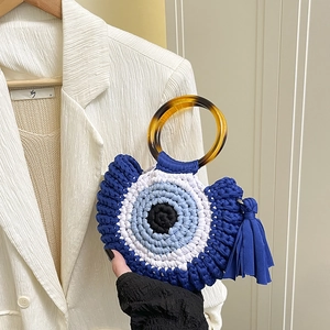 Sac à main tricoté bleu avec motif Œil Maléfique, poignées écaille et franges