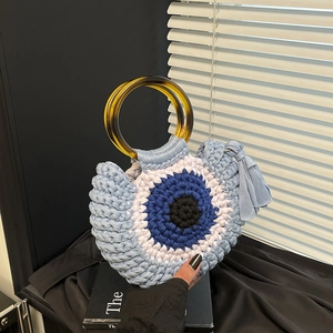 Sac à main bleu au crochet fait main avec motif mauvais œil et poignées en ambre