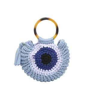 Sac à main tricoté bleu clair avec motif œil grec et poignées en résine écaillée