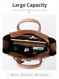 Vista detallada del bolso tote marrón que muestra el interior espacioso para iPad y artículos