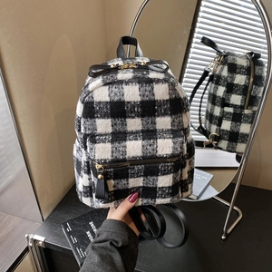 Mini zaino in peluche a scacchi bianchi e neri con fiocco decorativo e zip in metallo