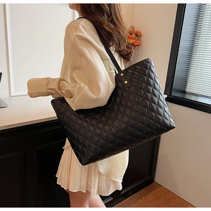 Borsa tote nera trapuntata di grande capacità con eleganti dettagli in metallo dorato