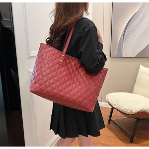 Dettaglio della borsa tote trapuntata rossa capiente con eleganti borchie metalliche