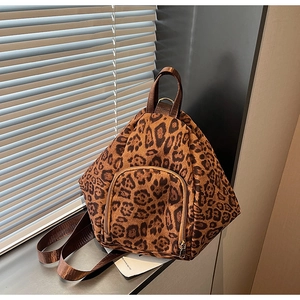 Détail du sac à dos tendance à imprimé léopard montrant la texture velours et la fermeture