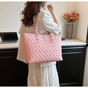 Dettaglio borsa shopper trapuntata rosa con grande capacità e borchie dorate