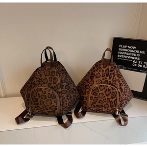 Détail de la texture léopard et de la fermeture éclair métallique sur les sacs à dos