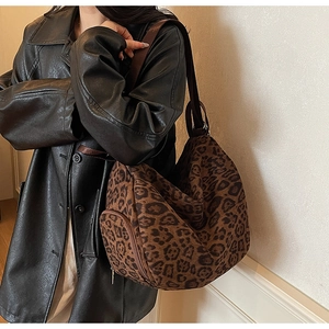Détail du sac hobo à imprimé léopard vintage, large bandoulière et zip latéral
