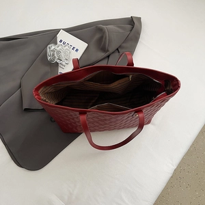 Dettaglio interno della borsa tote trapuntata con fodera a righe e ampio spazio interno
