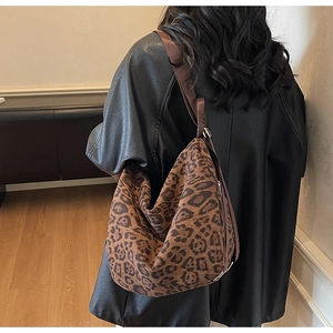 Détail du sac bandoulière léopard tendance avec bandoulière réglable sur veste en cuir