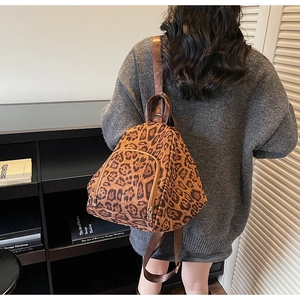 Vue détaillée du sac à dos tendance à imprimé léopard pour femme avec bretelles réglables