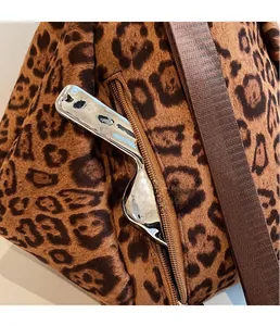 Vue macro du sac à dos léopard montrant la poche zippée latérale et le détail de la sangle