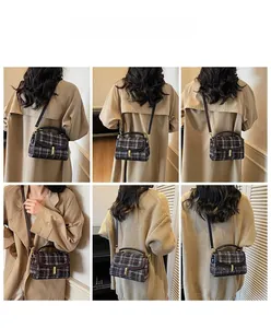 Détails de la texture en tweed à carreaux et du fermoir doré de ce sac à bandoulière chic